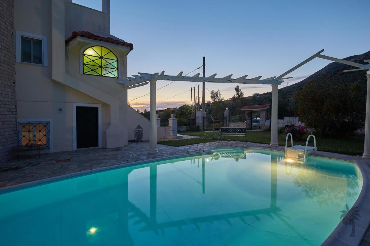 Villa Konstadina With Swimming Pool Καλύβια Θορικού Εξωτερικό φωτογραφία